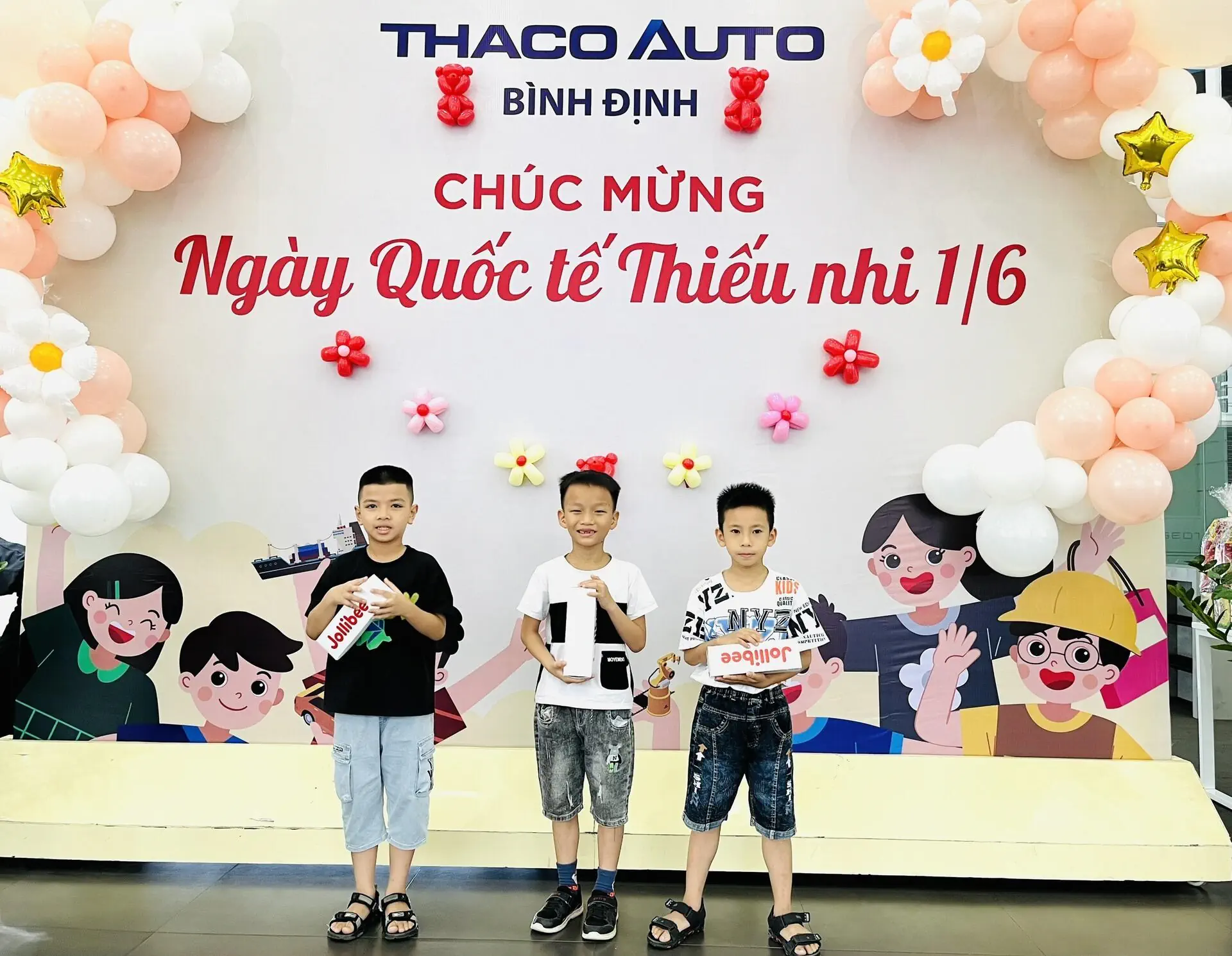 THACO AUTO trao tặng 200 triệu đồng cho Liên đoàn Điền kinh Việt Nam và chìa khóa xe tượng trưng cho VĐV Nguyễn Thị Oanh