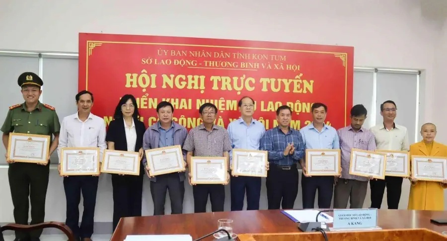 THACO AUTO Gia Lai - Kon Tum nhận bằng khen tập thể có thành tích xuất sắc trong công tác an sinh xã hội năm 2023