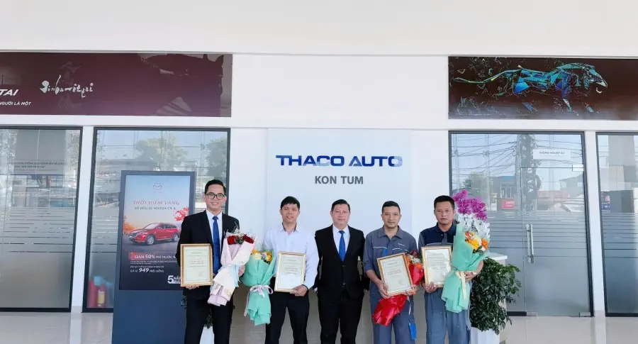 Lễ chào cờ tháng 11: THACO AUTO Kon Tum tăng tốc trong tháng cuối cùng ưu đãi 50% lệ phí trước bạ