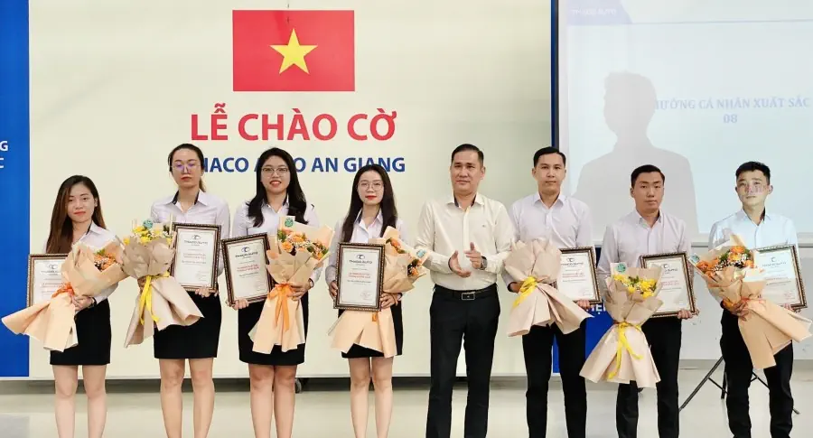 Lễ chào cờ tháng 9: THACO AUTO An Giang đẩy mạnh phục vụ khách hàng sau nghị định giảm 50% lệ phí trước bạ