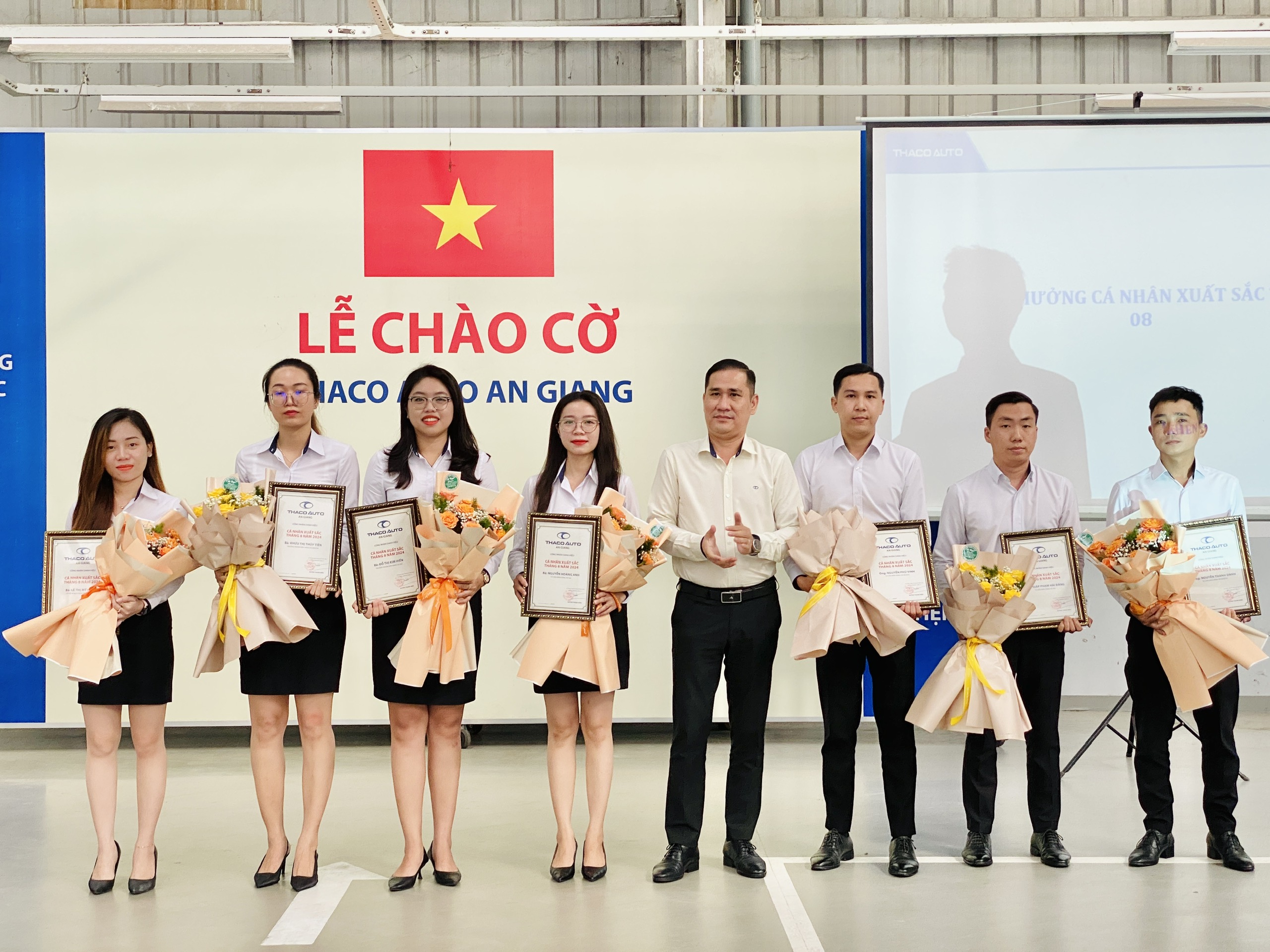 Lễ chào cờ tháng 9: THACO AUTO An Giang đẩy mạnh phục vụ khách hàng sau nghị định giảm 50% lệ phí trước bạ