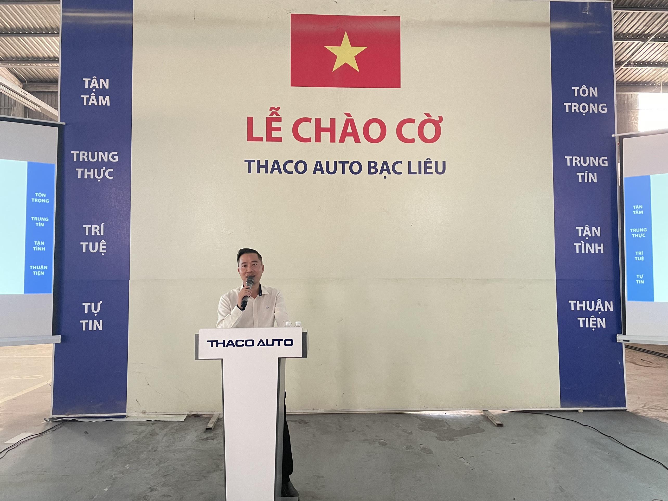 THACO AUTO Bạc Liêu tổ chức Lễ chào cờ định kỳ tháng 8