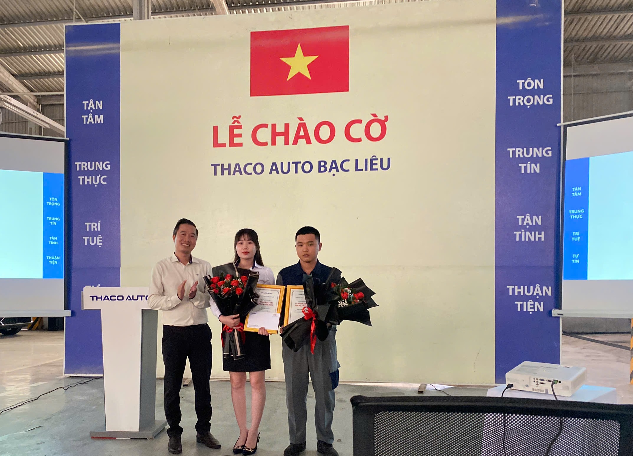 Lễ chào cờ tháng 9: THACO AUTO Bạc Liêu đẩy mạnh phục vụ khách hàng sau nghị định giảm 50% lệ phí trước bạ