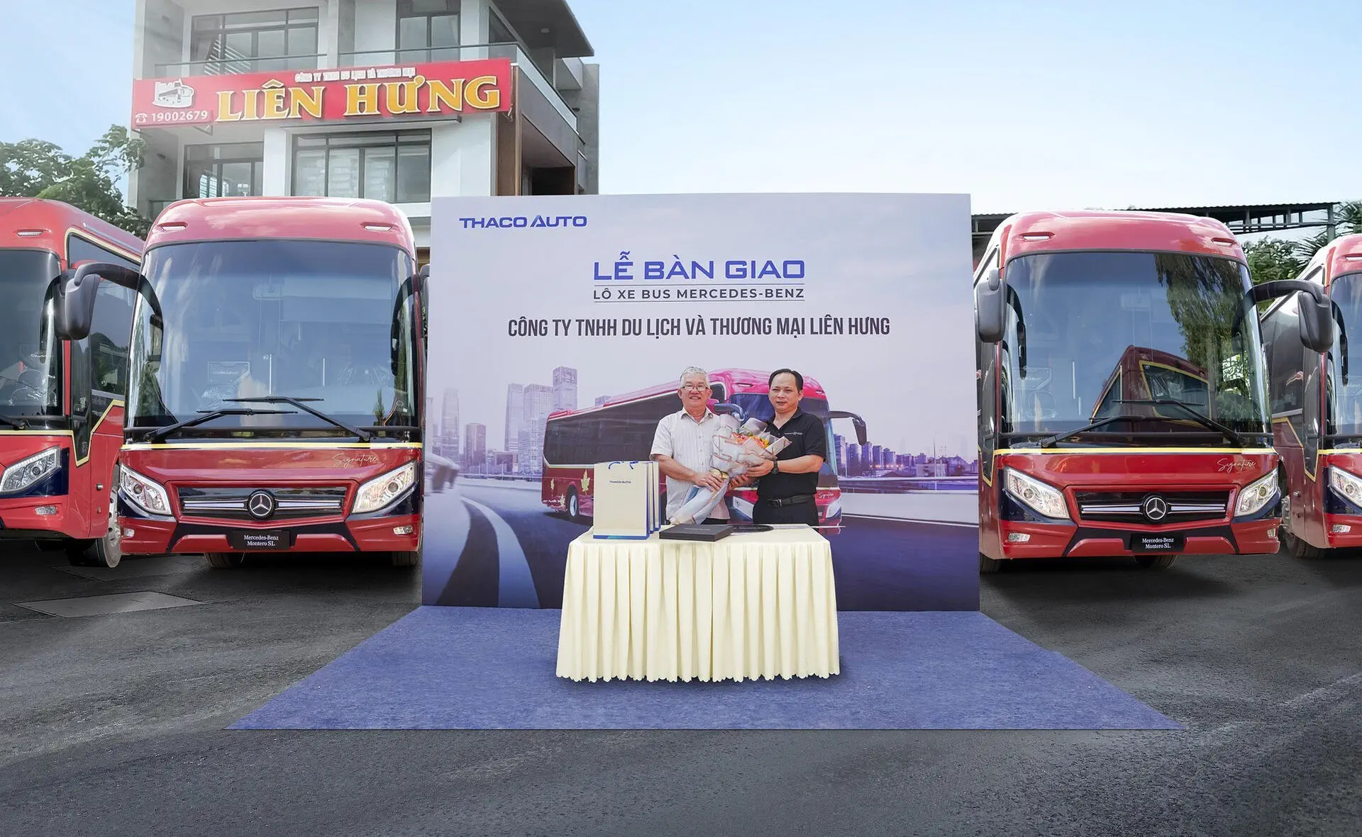 THACO AUTO bàn giao lô 10 xe bus cao cấp Mercedes - Benz cho Công ty Liên Hưng