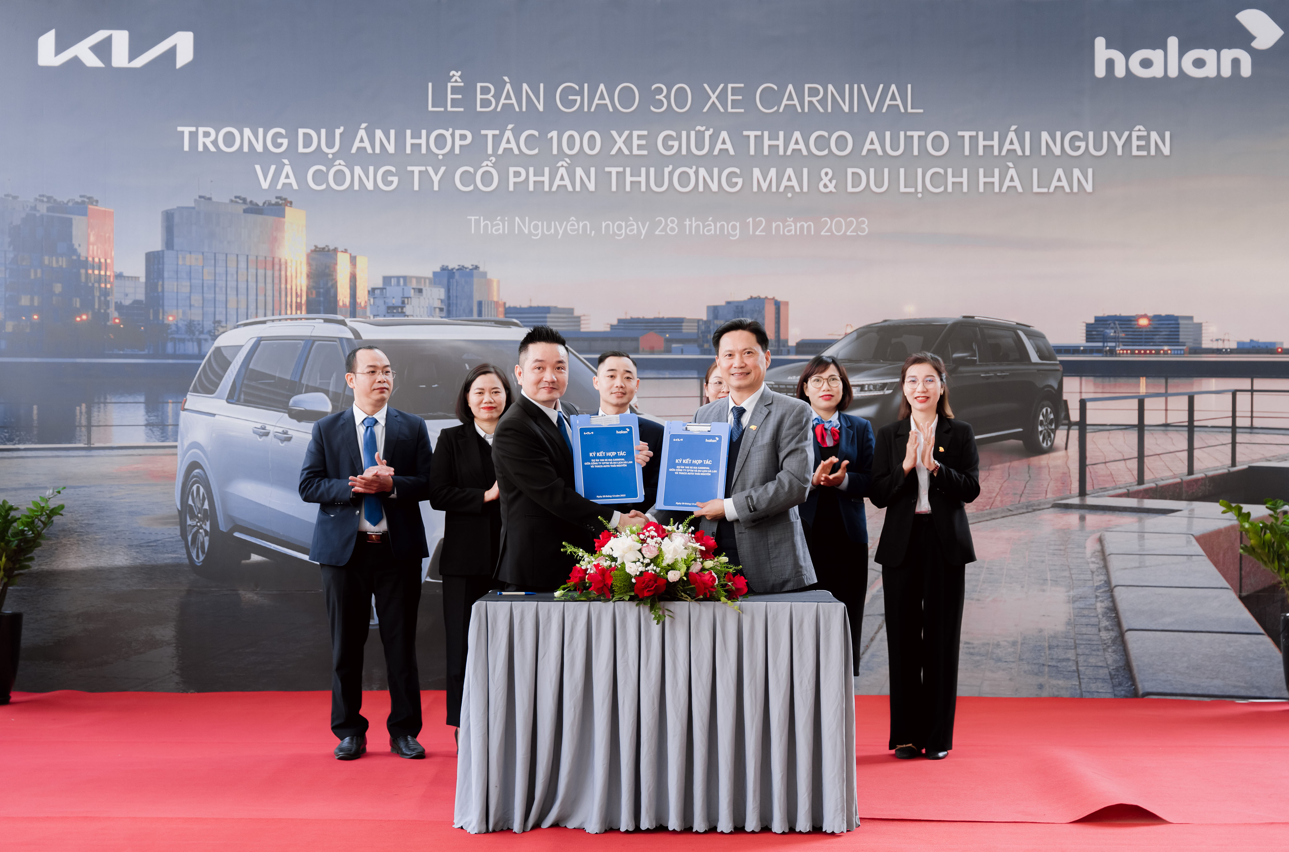 THACO AUTO Thái Nguyên bàn giao lô 30 xe Kia Carnival cho Công ty Hà Lan phục vụ vận chuyển hành khách