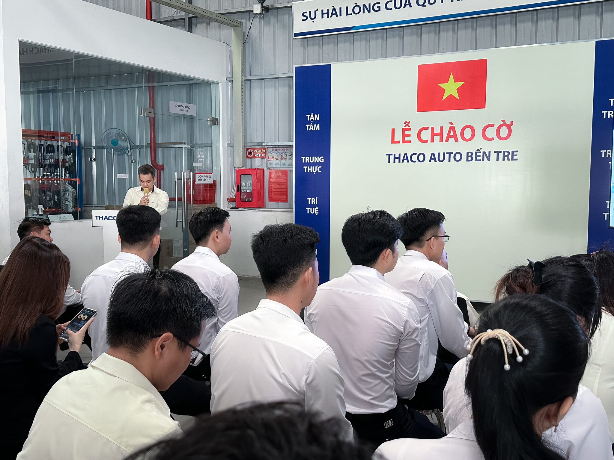 Lễ chào cờ tháng 8: THACO AUTO BẾN TRE vinh danh cá nhân có thành tích xuất sắc