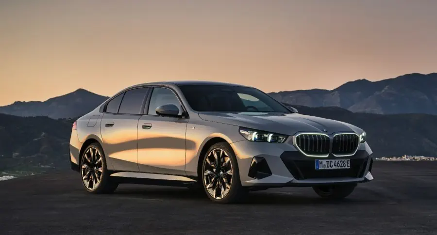 BMW 5 SERIES HOÀN TOÀN MỚI CHÍNH THỨC ĐƯỢC RA MẮT TẠI VIỆT NAM