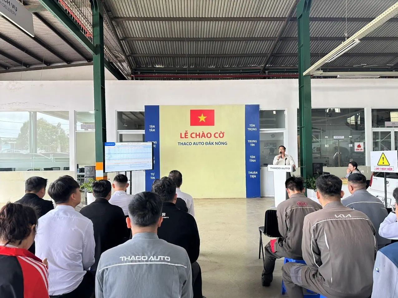 THACO AUTO Đắk Nông tổ chức lễ chào cờ cuối cùng năm 2024 - Triển khai công tác chăm sóc khách hàng mùa lễ hội