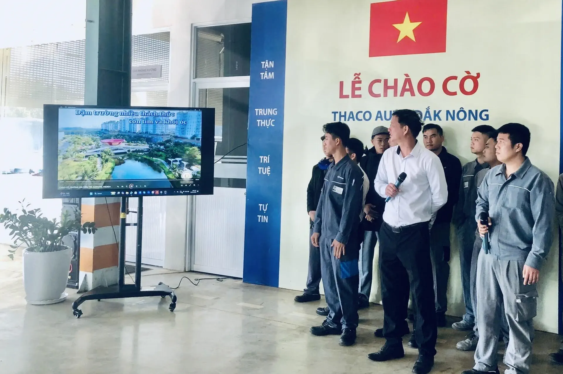 CHÀO CỜ ĐẦU THÁNG NÉT ĐẸP VĂN HÓA TẠI THACO AUTO ĐẮK NÔNG