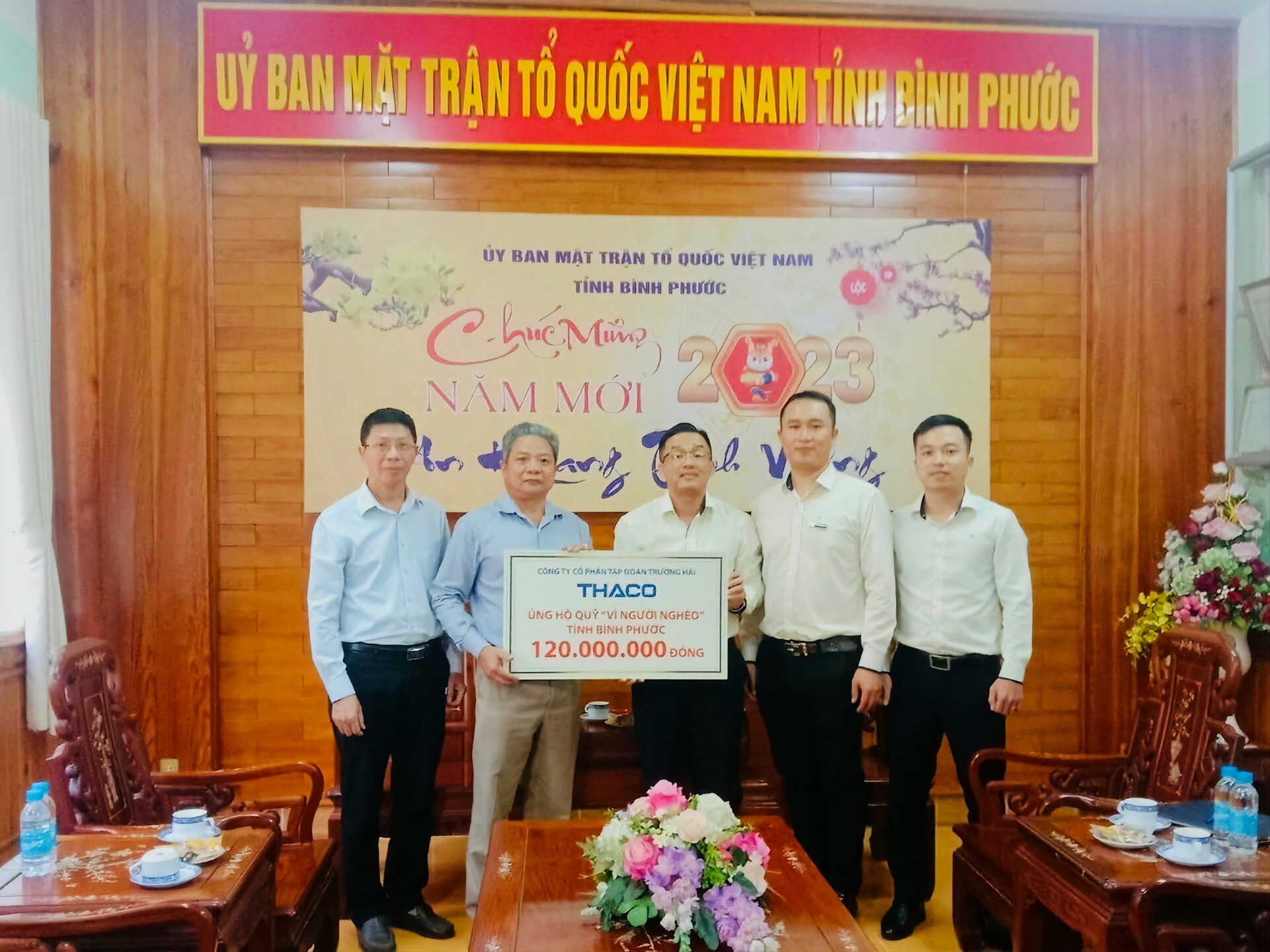 Công ty Cổ phần Tập đoàn Trường Hải 2 năm liên tiếp ủng hộ Quỹ "Vì người nghèo" cho Cơ quan Uỷ ban MTTQ Việt Nam tỉnh lên đến 320 triệu đồng