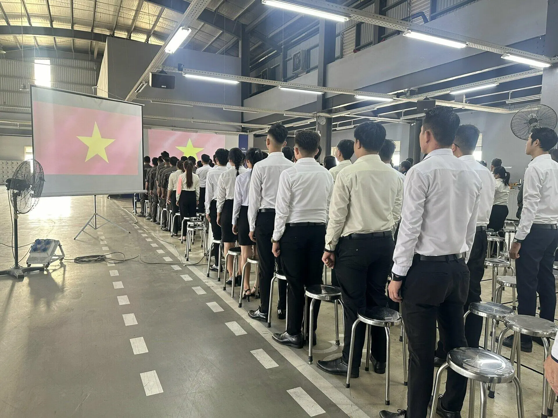 Chào cờ tháng 5/2024 - THACO AUTO Bình Tân chú trọng bám sát các mục tiêu giải pháp đề ra đối với các mảng hoạt động kinh doanh tại công ty