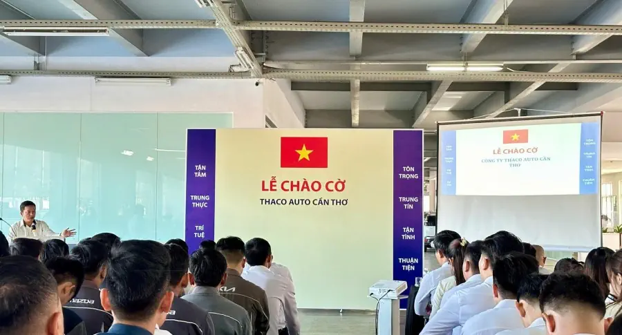 Lễ chào cờ tháng 9: THACO AUTO Cần Thơ đẩy mạnh phục vụ khách hàng sau nghị định giảm 50% lệ phí trước bạ