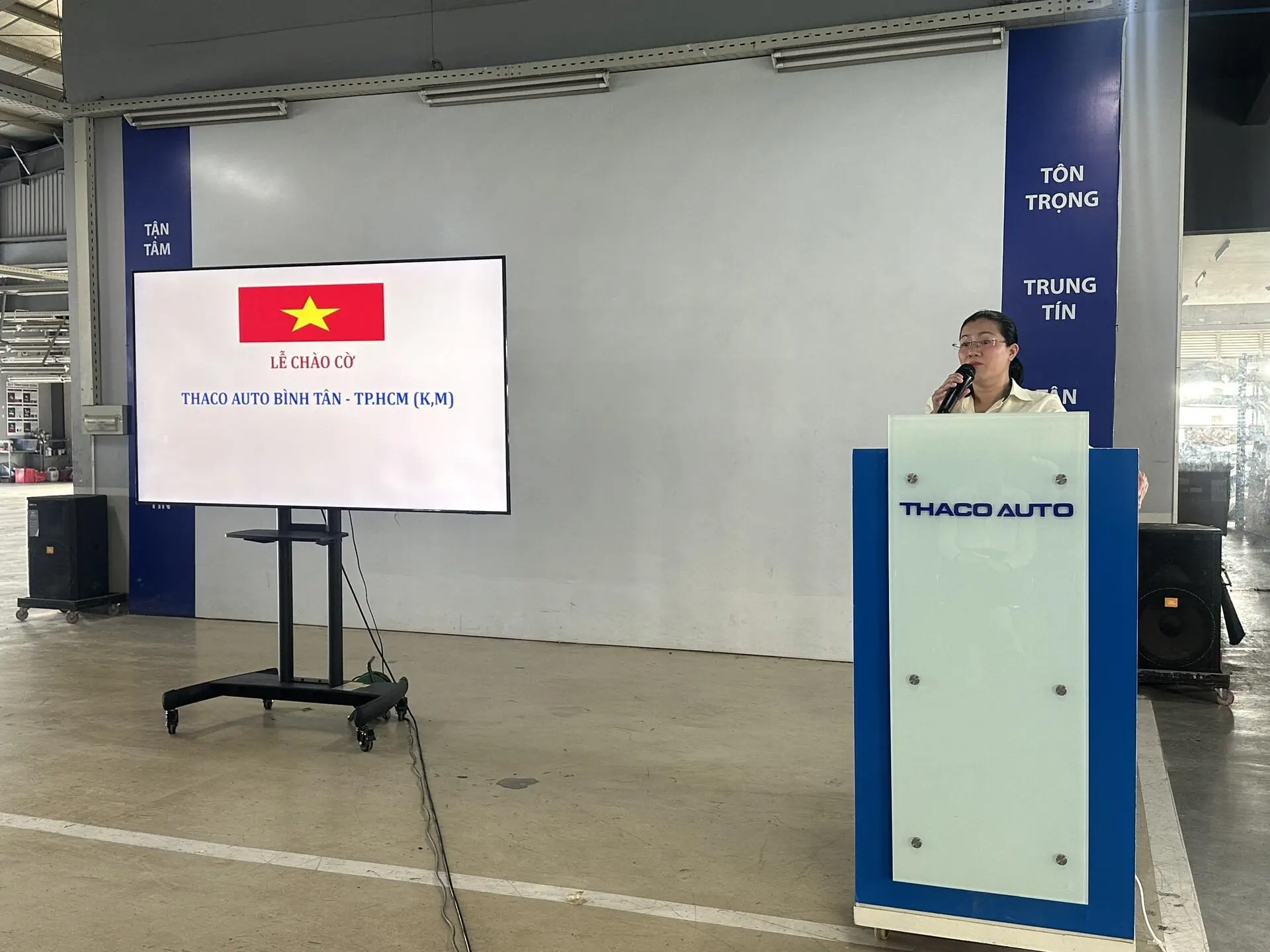 Lễ chào cờ tháng 8: THACO AUTO Bình Tân chú trọng vào hoạt động chăm sóc khách hàng