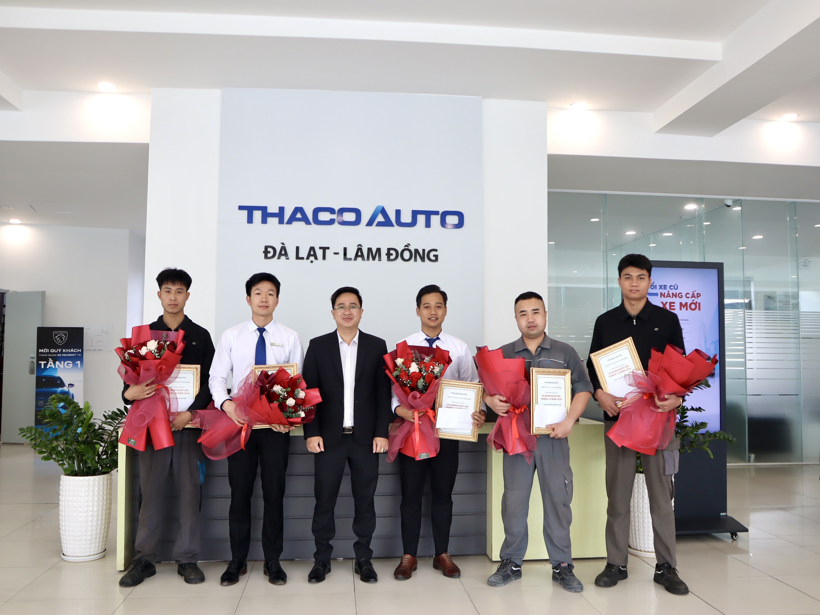 Lễ chào cờ tháng 11: THACO AUTO Lâm Đồng tăng tốc trong tháng cuối cùng ưu đãi 50% lệ phí trước bạ