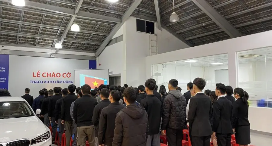 THACO AUTO Lâm Đồng tổ chức lễ chào cờ cuối cùng của năm 2024 - Triển khai công tác chăm sóc khách hàng mùa lễ hội