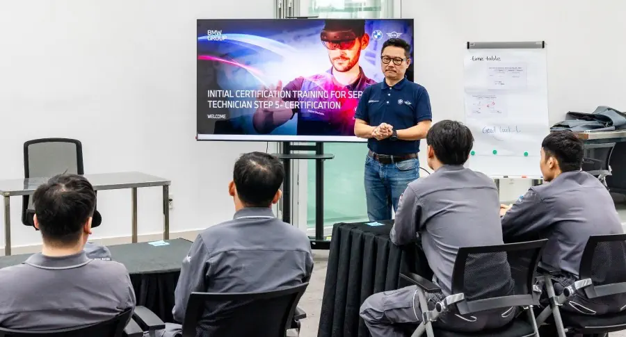 Nhân sự kỹ thuật BMW của THACO AUTO Đà Nẵng nhận chứng chỉ ICT Service Technician sau hơn 7 tháng huấn luyện