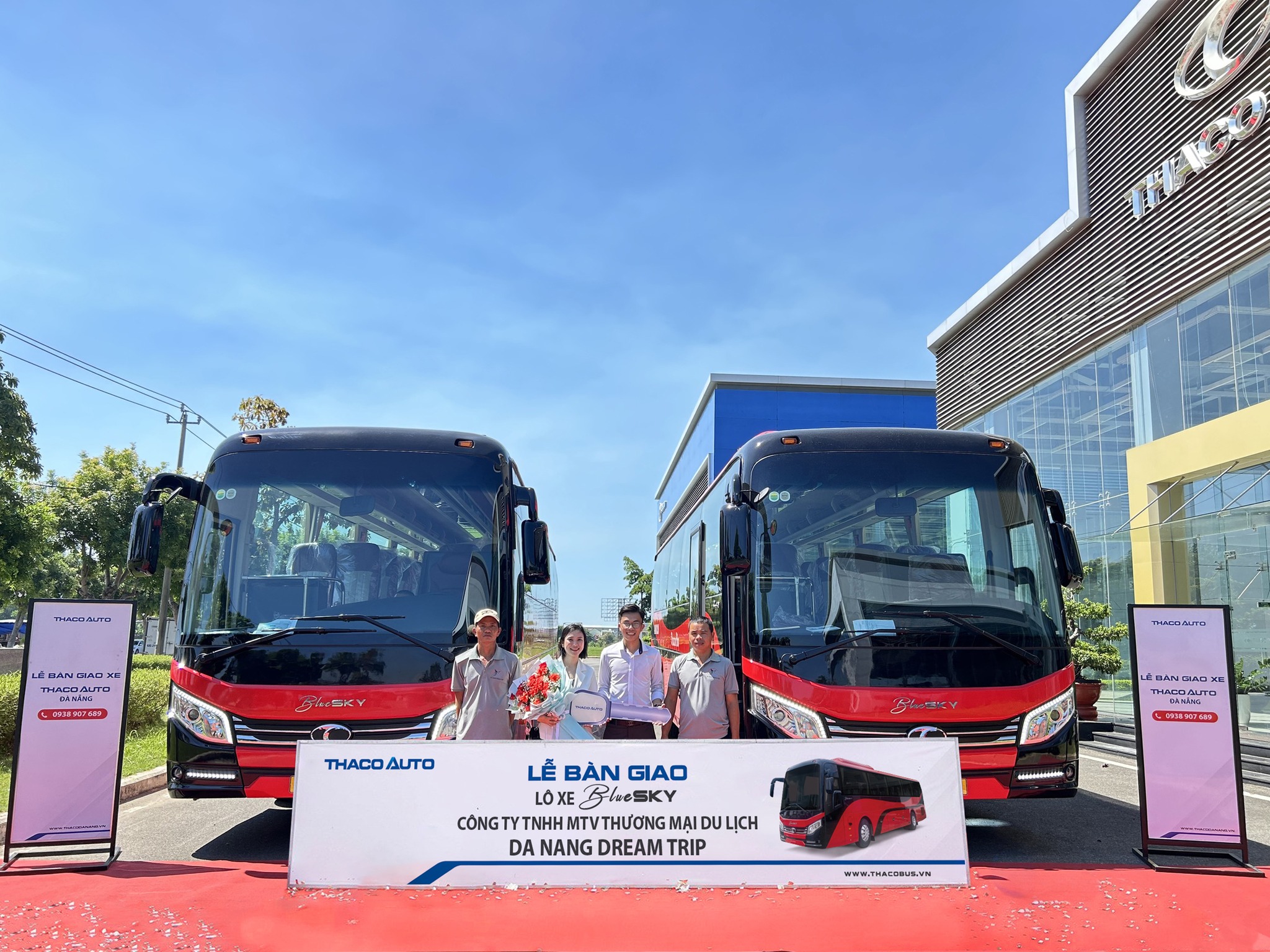 Bàn giao lô 2 xe bus cho Công ty TNHH MTV Thương mại Du lịch Da Nang Dream Trip