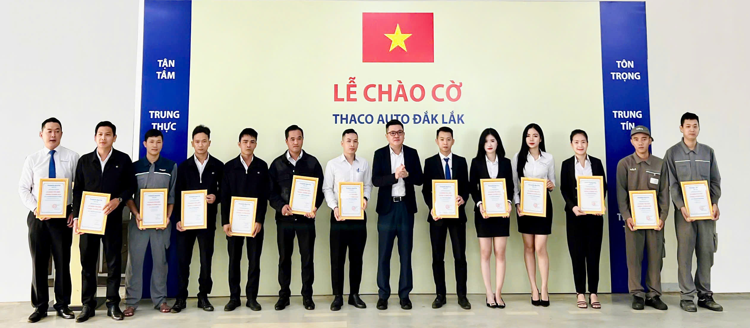 Lễ chào cờ tháng 11: THACO AUTO Đắk Lắk tăng tốc trong tháng cuối cùng ưu đãi 50% lệ phí trước bạ