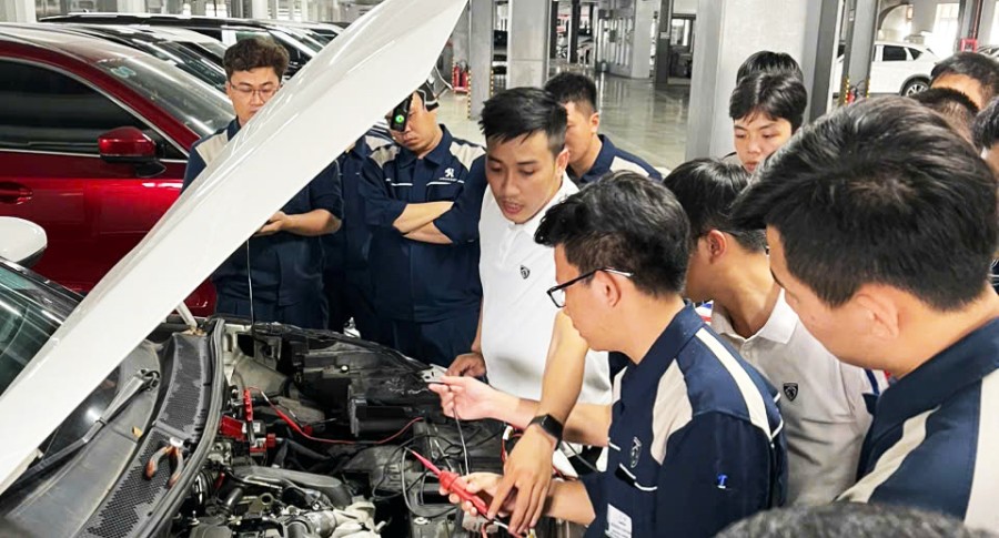 Nhân sự kỹ thuật THACO AUTO Kon Tum tham gia chương trình huấn luyện chẩn đoán điện động cơ xe Peugeot