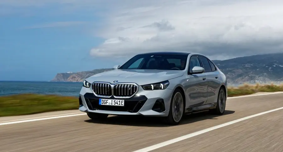 BMW 5 SERIES HOÀN TOÀN MỚI CHÍNH THỨC ĐƯỢC RA MẮT TẠI VIỆT NAM