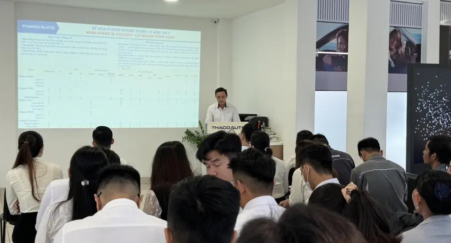 THACO AUTO ĐỒNG THÁP  tổ chức lễ chào cờ cuối cùng năm 2024 - Triển khai công tác chăm sóc khách hàng mùa lễ hội