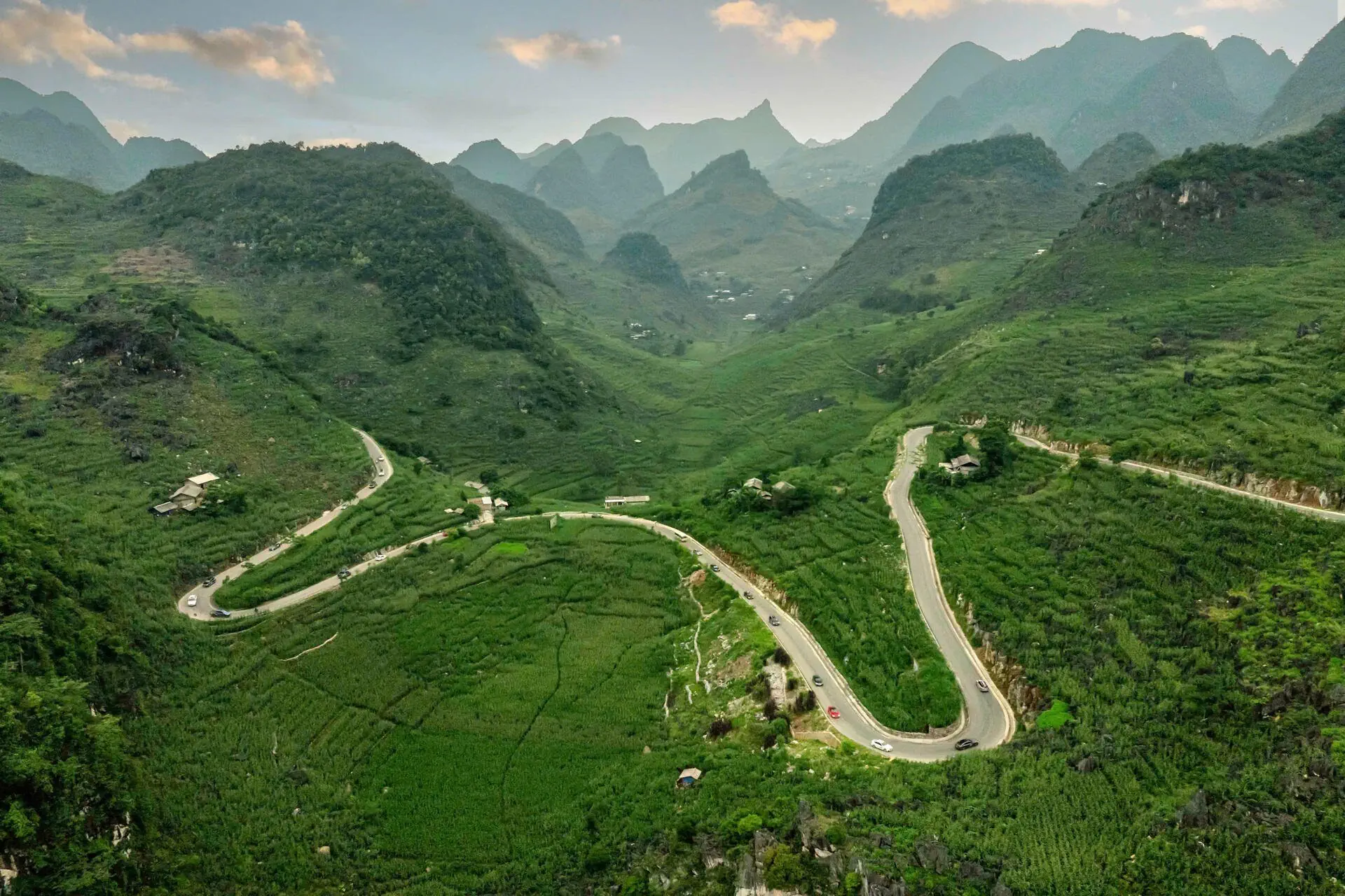 THACO AUTO BMW Hà Nội và Hành Trình Chinh Phục Hà Giang: Khám Phá Vẻ Đẹp Hùng Vĩ Cùng BMW Car Club VietNam