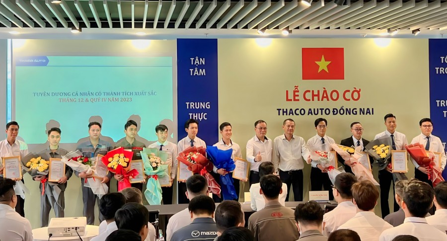 THACO AUTO ĐỒNG NAI vinh danh cá nhân xuất sắc trong Lễ chào cờ đầu năm mới 2024