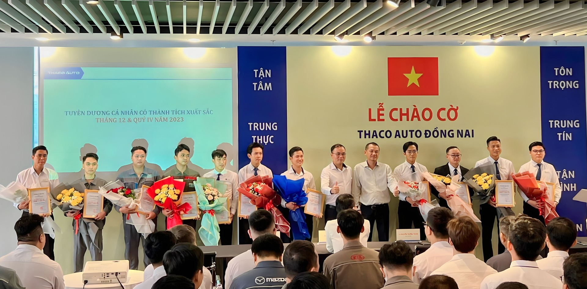 THACO AUTO ĐỒNG NAI vinh danh cá nhân xuất sắc trong Lễ chào cờ đầu năm mới 2024