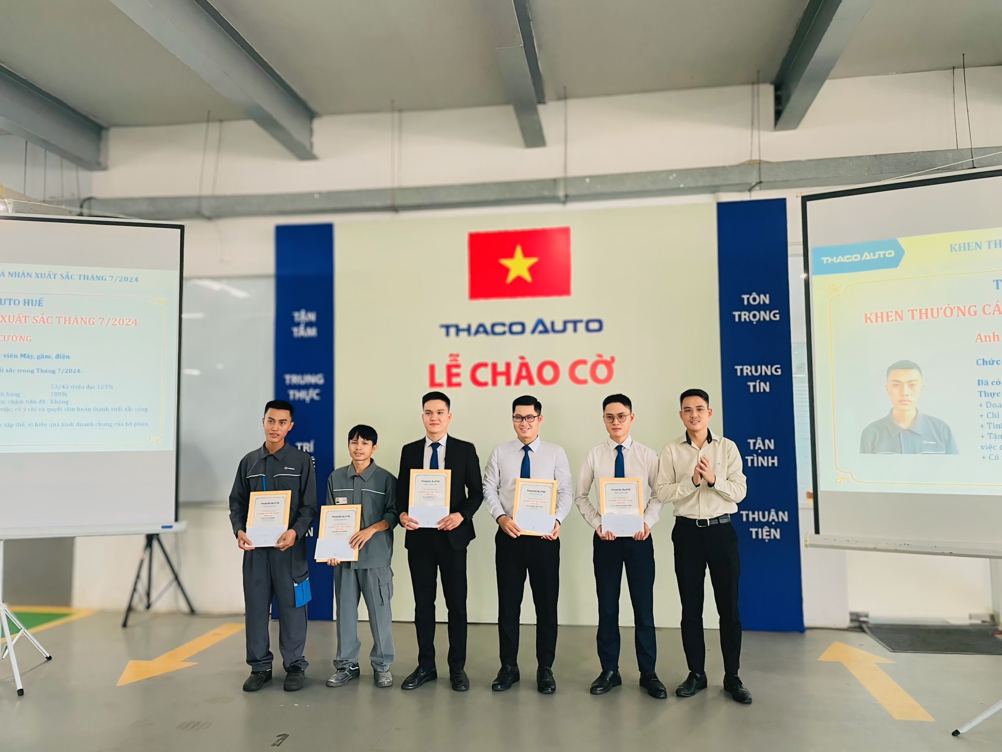 Chào cờ tháng 8/2024: THACO AUTO Huế vinh danh các cá nhân xuất sắc