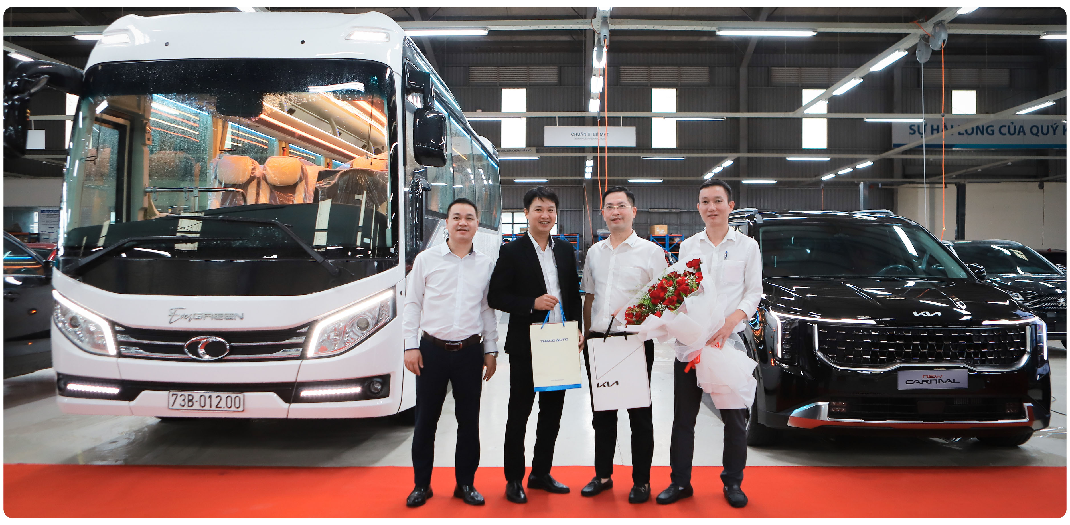 Bàn giao lô xe Thaco Bus Evergreen 87S & Kia New Carnival cho Cảng Hàng không Đồng Hới