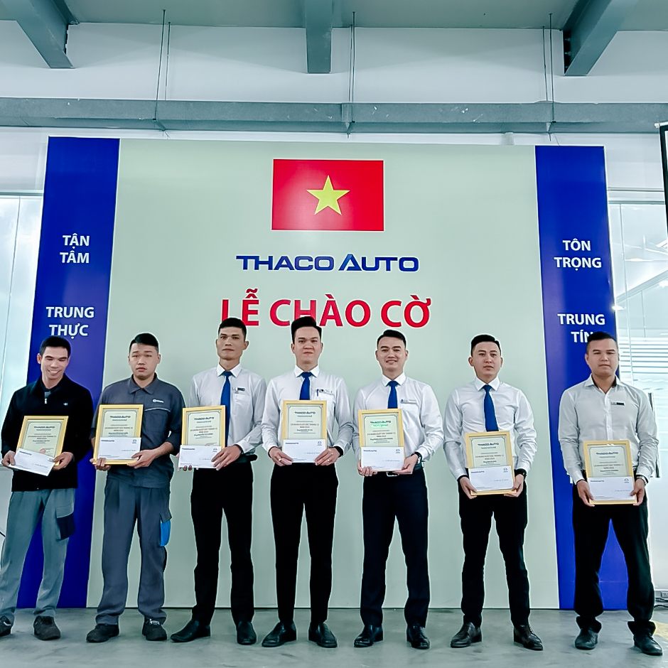 THACO AUTO HUẾ PHÁT HUY NÉT ĐẸP VĂN HOÁ “CHÀO CỜ ĐẦU NĂM MỚI 2024"