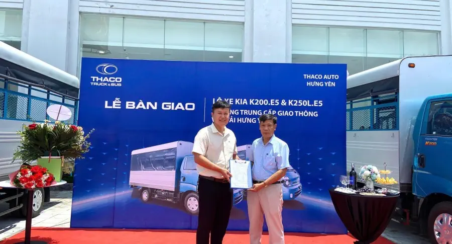 THACO AUTO HƯNG YÊN BÀN GIAO LÔ XE KIA K200.E5 & KIA K250L.E5 CHO TRƯỜNG TRUNG CẤP GIAO THÔNG VẬN TẢI HƯNG YÊN