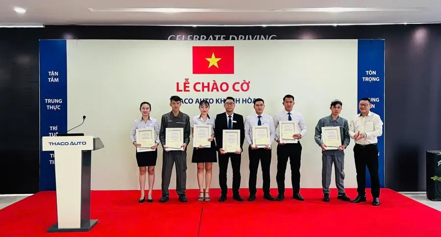 Lễ chào cờ tháng 11: THACO AUTO Khánh Hòa tăng tốc trong tháng cuối cùng ưu đãi 50% lệ phí trước bạ