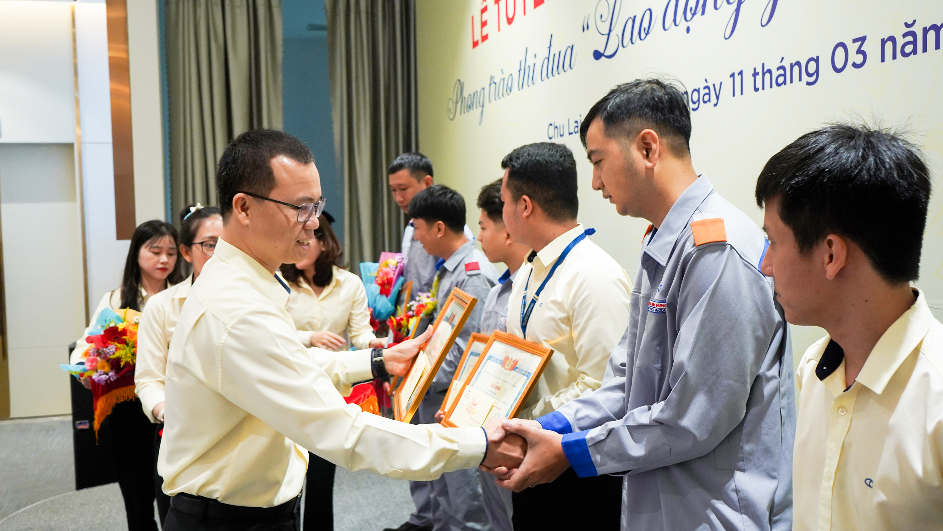 2. Ông Đoàn Đạt Ninh - Phó Tổng Giám đốc THACO AUTO phụ trách Khối Sản xuất trao thưởng cho cá nhân và tập thể đạt giải thưởng Lao động giỏi và Lao động sáng tạo-1