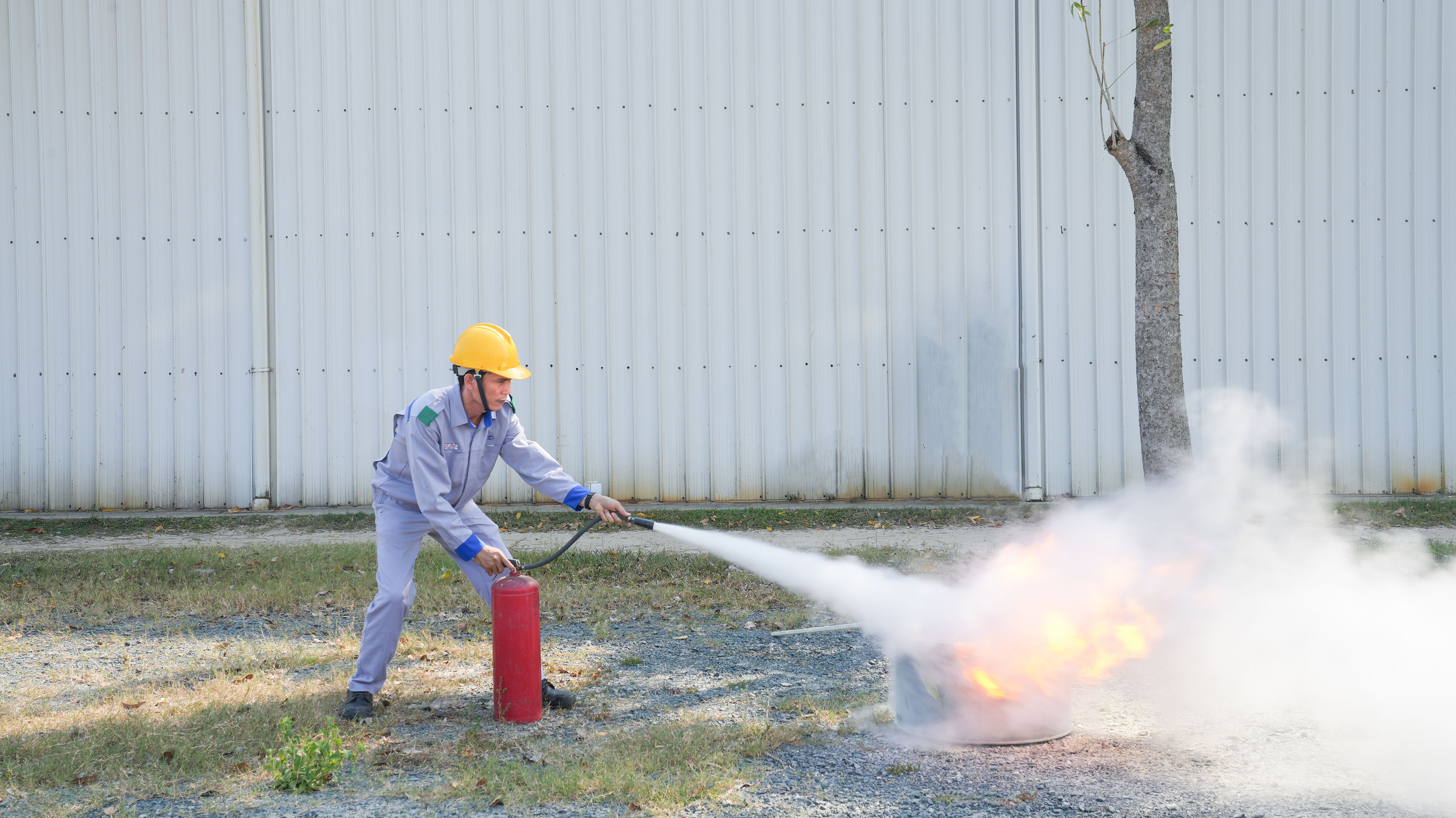 Công nhân diễn tập dập lửa bằng bình chữa cháy