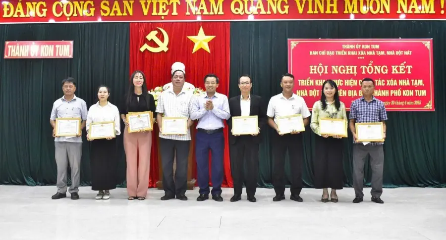 THACO AUTO Kon Tum nhận bằng khen vì thành tích xuất sắc trong công tác xóa nhà tạm, nhà dột nát