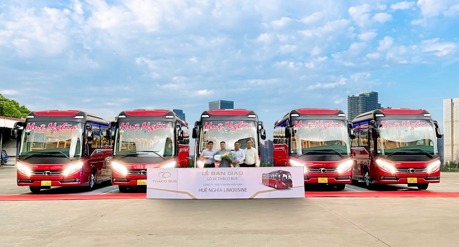 THACO AUTO Tây Nam - Hồ Chí Minh bàn giao lô 16 xe bus cho Công Ty Huệ Nghĩa