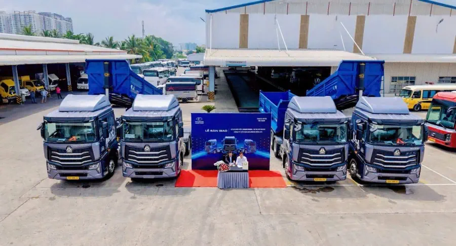 THACO AUTO TÂY NINH BÀN GIAO LÔ XE SINOTRUK 6x4 & RƠ MOOC CHO BOURBON BẾN LỨC