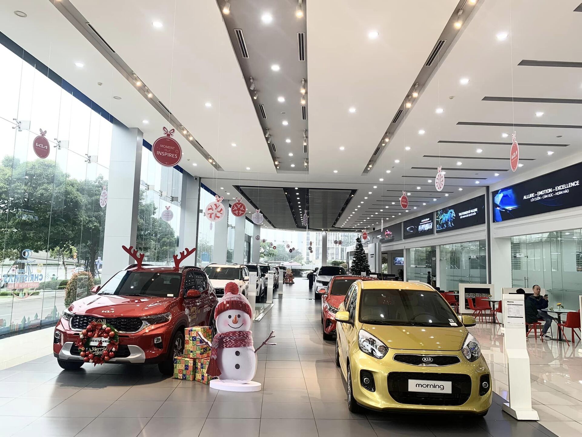 KHÔNG KHÍ LỄ HỘI GIÁNG SINH RỰC RỠ TẠI CÁC SHOWROOM THACO AUTO TRÊN TOÀN QUỐC TRONG ĐÓ CÓ THACO AUTO PHẠM VĂN ĐỒNG