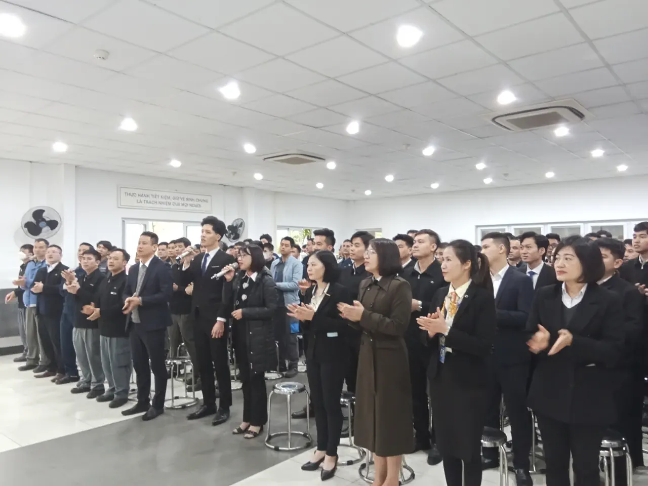 LỄ CHÀO CỜ THÁNG 3: THACO AUTO PHẠM VĂN ĐỒNG TĂNG TỐC ĐỂ VỀ ĐÍCH QUÝ I