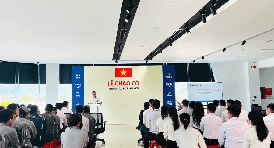 THACO AUTO Phú Yên tổ chức lễ chào cờ cuối cùng năm 2024 - Triển khai công tác chăm sóc khách hàng mùa lễ hội