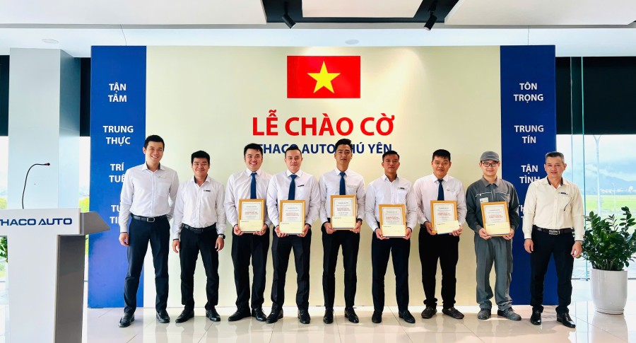 Lễ chào cờ tháng 11: THACO AUTO Phú Yên tăng tốc trong tháng cuối cùng ưu đãi 50% lệ phí trước bạ