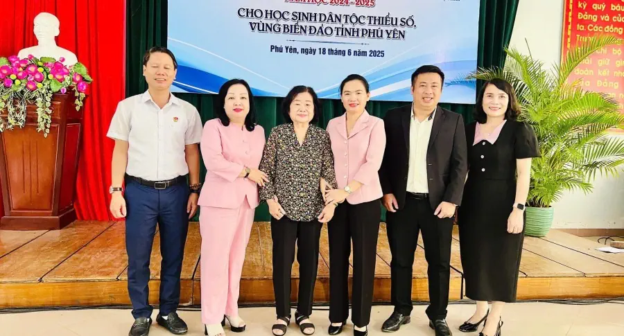 THACO tài trợ Quỹ học bổng Vừ A Dính và Câu lạc bộ "Vì Hoàng Sa - Trường Sa thân yêu" trao 75 suất học bổng cho học sinh Phú Yên