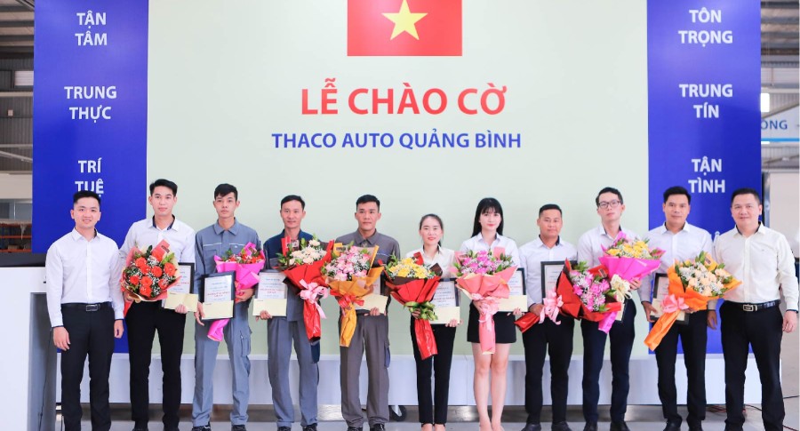 Lễ chào cờ tháng 9: THACO AUTO Quảng Bình đẩy mạnh phục vụ khách hàng sau nghị định giảm 50% lệ phí trước bạ