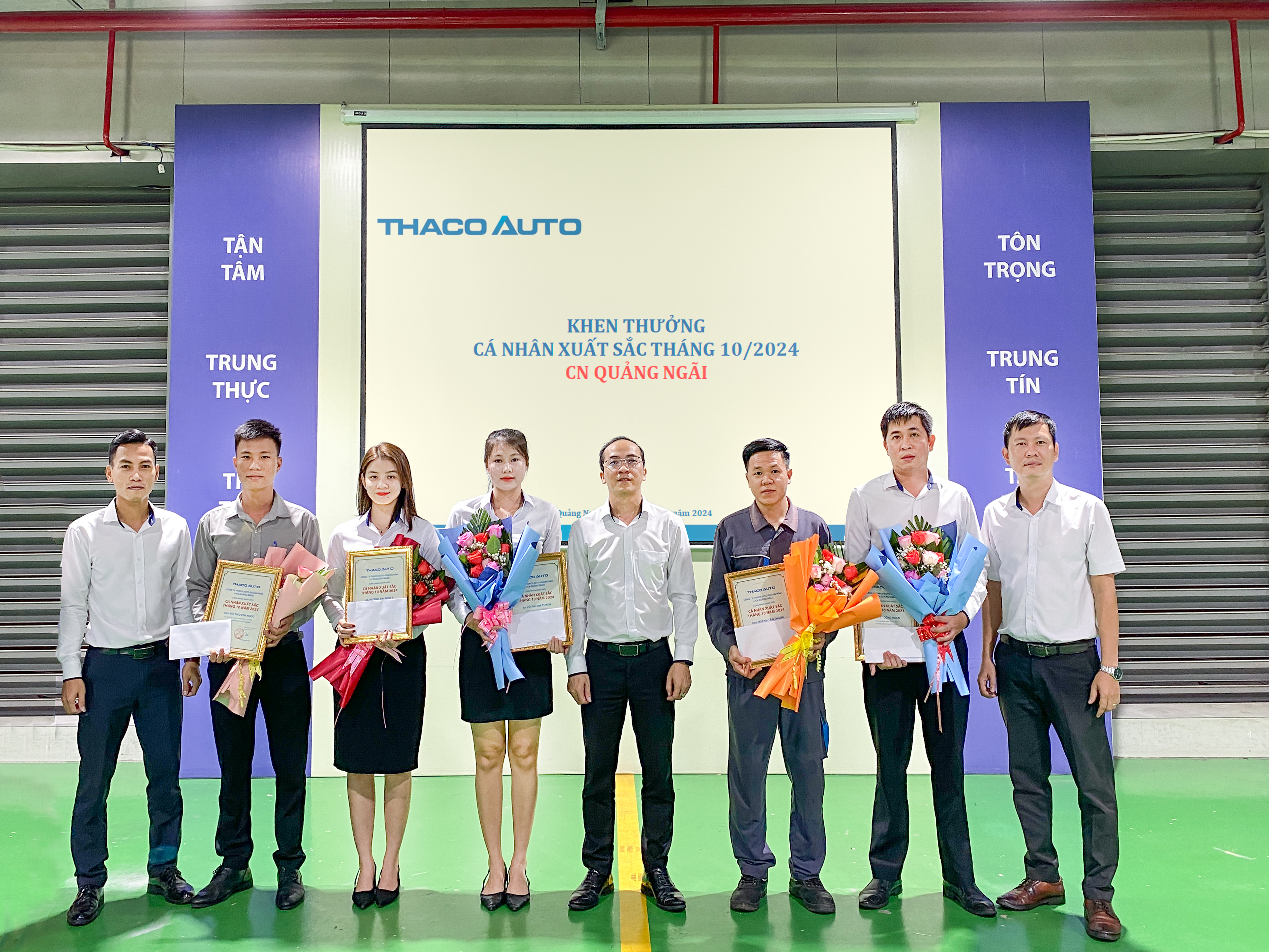 Lễ chào cờ tháng 11: THACO AUTO Quảng Ngãi tăng tốc trong tháng cuối cùng ưu đãi 50% lệ phí trước bạ