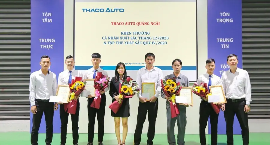 THACO AUTO Quảng Ngãi vinh danh cá nhân xuất sắc trong Lễ chào cờ đầu năm mới 2024
