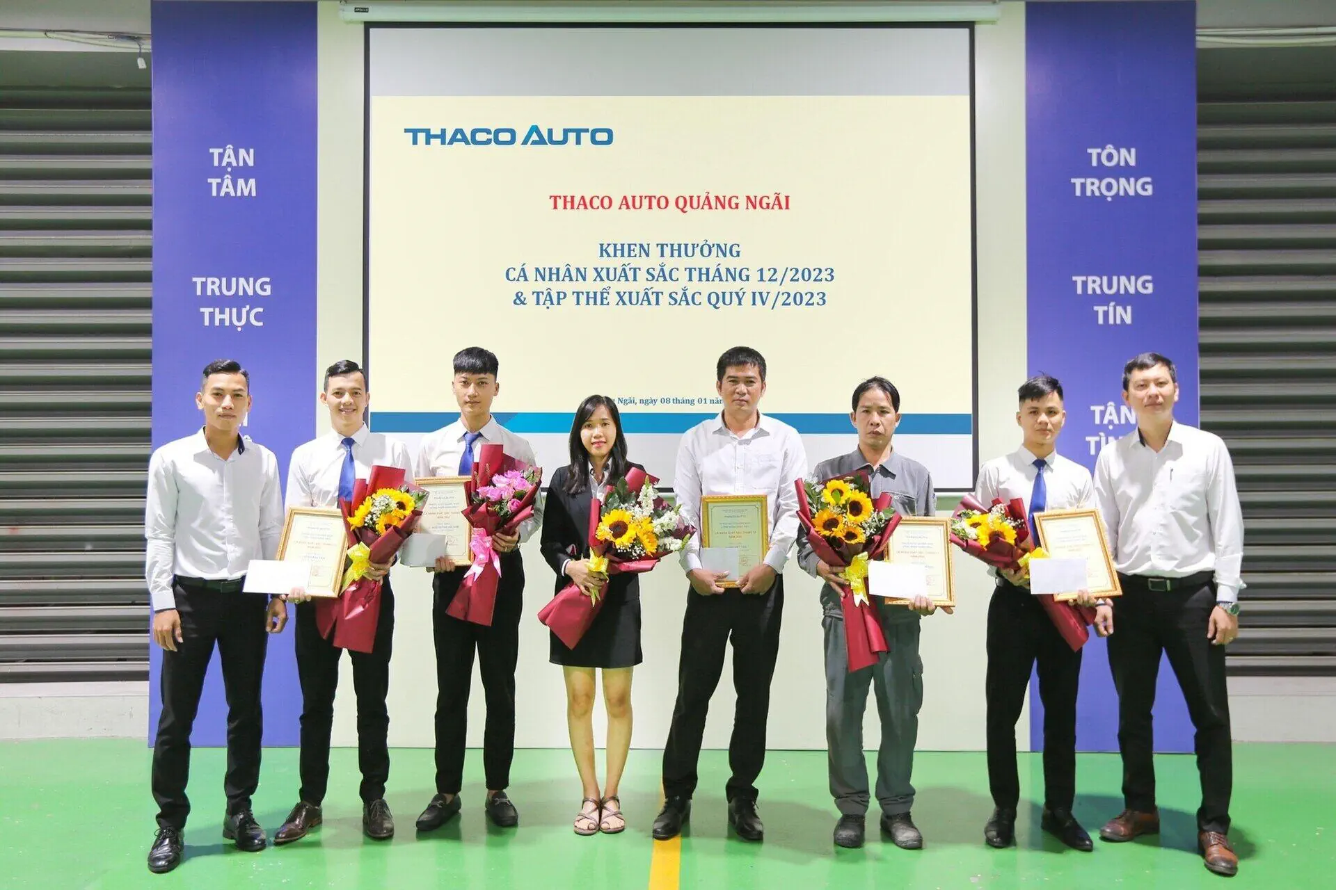 THACO AUTO Quảng Ngãi vinh danh cá nhân xuất sắc trong Lễ chào cờ đầu năm mới 2024