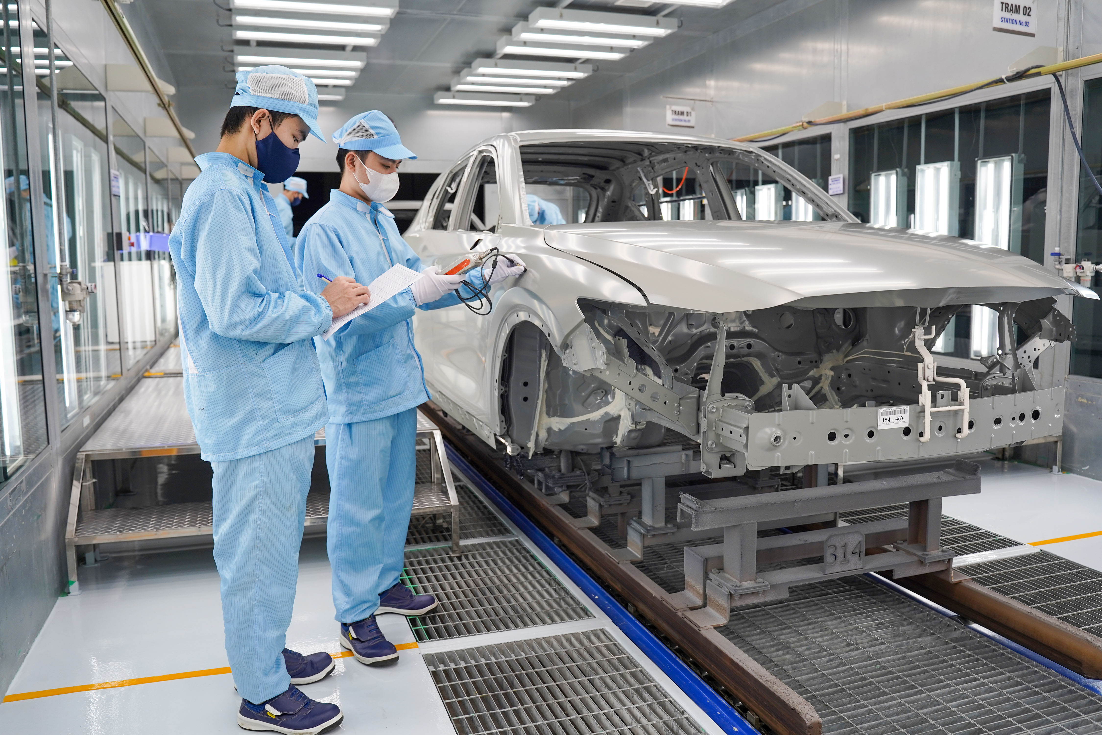 2. Các kỹ sư đo cơ tính độ dày body xe Mazda-1