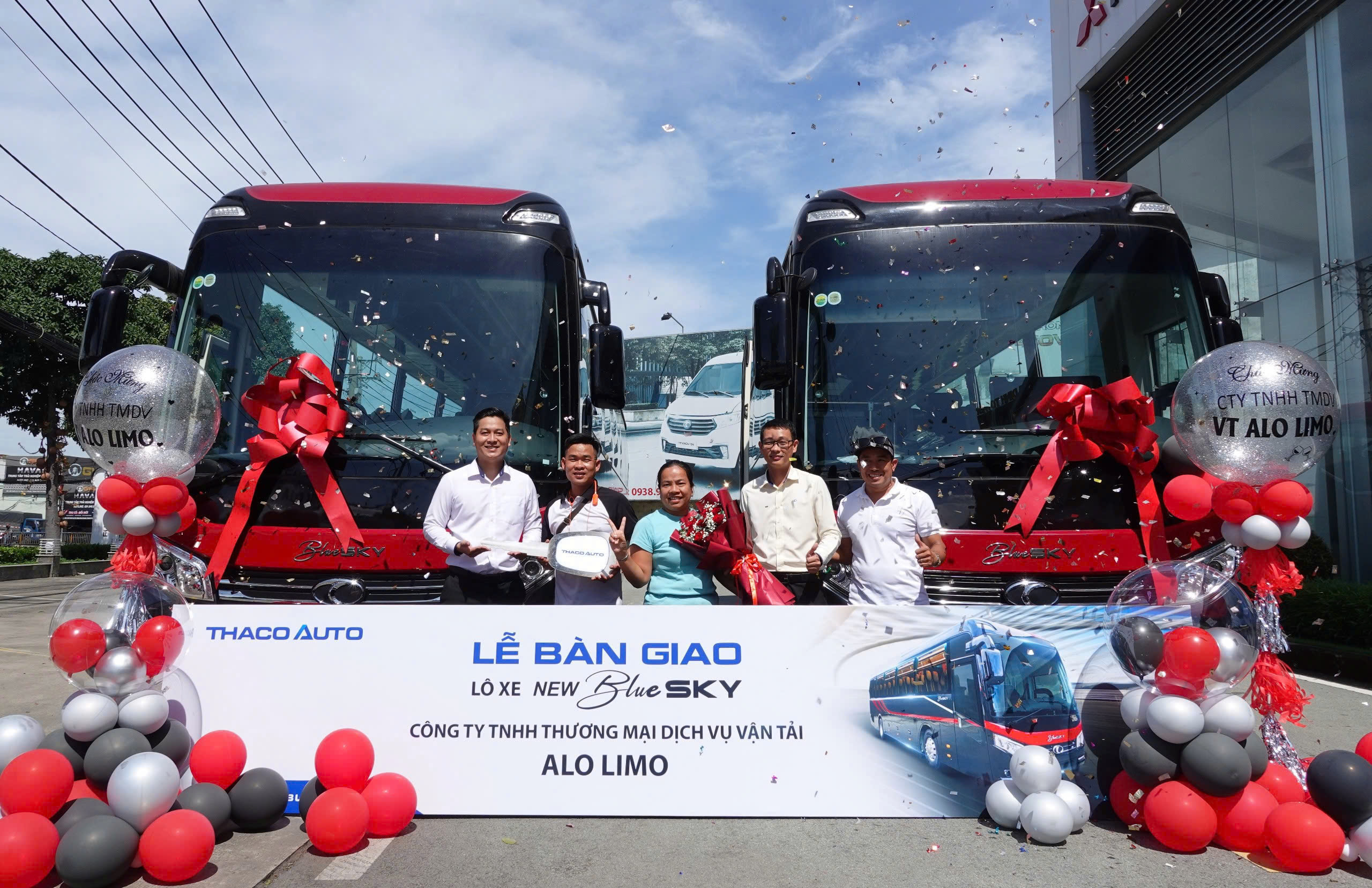 THACO AUTO TẢI BUS - TP.HCM đã tổ chức Lễ bàn giao lô 02 xe New BlueSky TB120.S29A cho Công Ty TNHH Thương Mại Dịch Vụ Vận Tải ALO LIMO