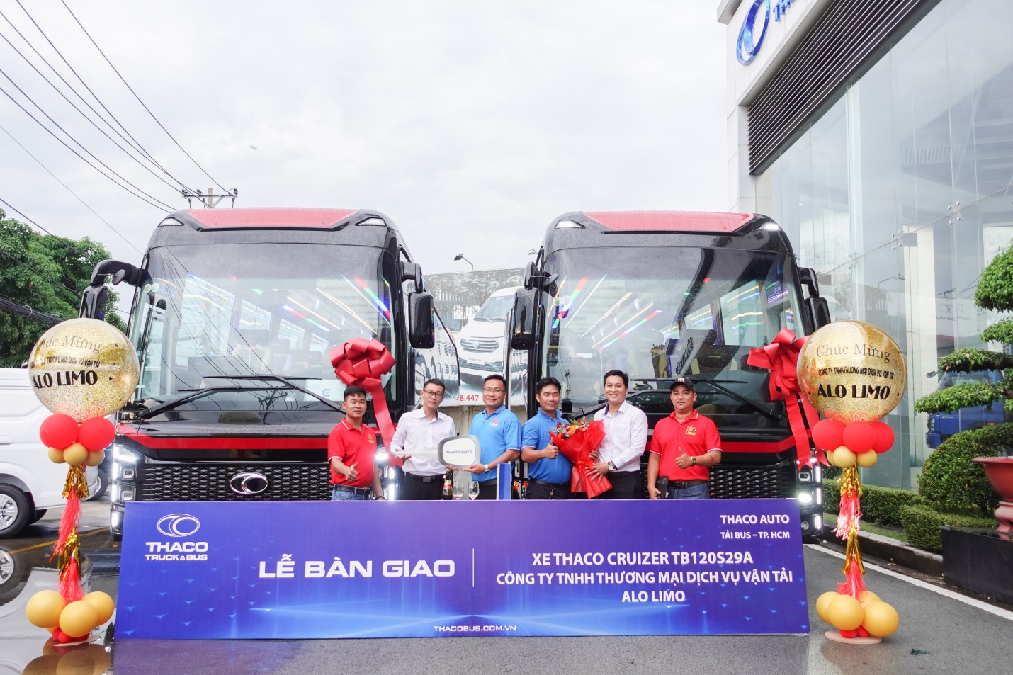 Bàn giao lô 02 xe THACO CRUIZER TB120S29A (29 chỗ ghế VIP) cho Công Ty TNHH Thương Mại Dịch Vụ Vận Tải ALO LIMO - Góp phần nâng tầm chất lượng dịch vụ vận tải cao cấp